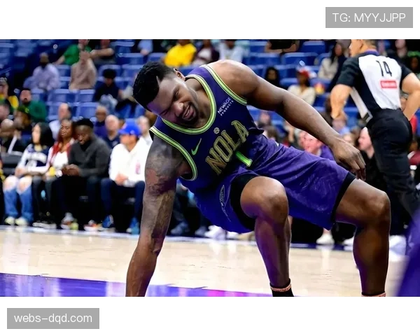 场边花絮：马刺队新秀在替补席用平板学习战术录像